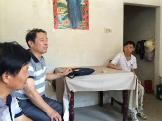 残联副理事长石光明到残疾人家中进行救助回访