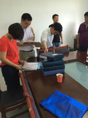 在全军乡查看贫困残疾人救助档案