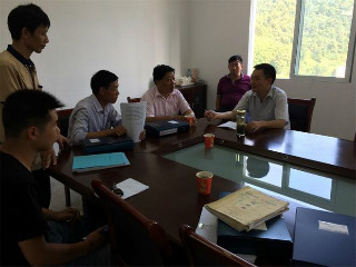 在汤汇镇查看贫困残疾人救助项目档案