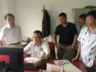 残联副事长石光明在乡镇查看贫困残疾人救助网上录入情况